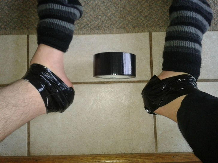 Dùng băng dính quấn chân: Giày quân đội có thể không thoải mái, vì thế họ dùng mẹo này để có thể giúp ngăn mụn nước, phồng rộp,... Bạn cũng có thể áp dụng mẹo vặt này nếu phải chạy quãng đường dài trong thời gian dài.