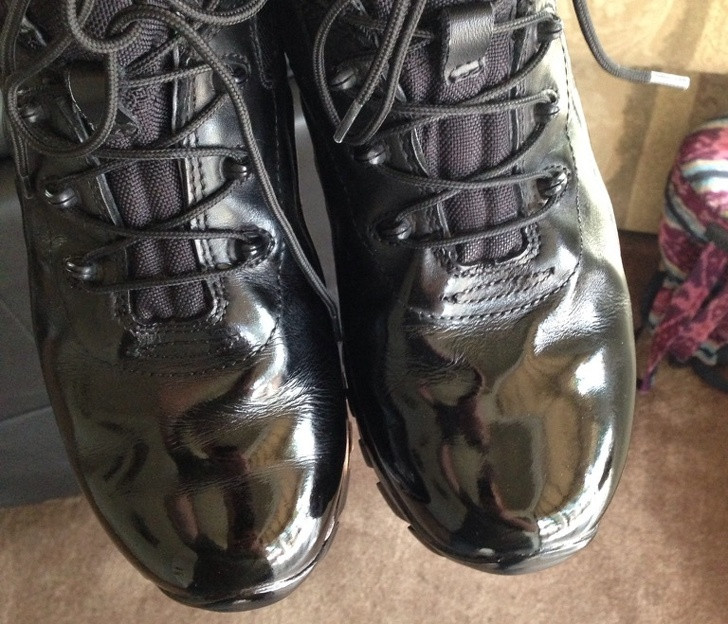 Đánh giày bóng loáng: một lượng lớn sáp đánh giày bôi lên giày, bốt và để yên từ 10 đến 15 phút. Sau đó, hơ giày trên lửa để sáp thấm vào sâu trong da. Cuối cùng dùng vải sạch, ẩm lau bóng bề mặt. 