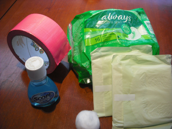 Băng vệ sinh dùng thay băng cứu thương: Trong trường hợp khẩn cấp, bạn có thể dùng băng vệ sinh để cầm máu vết thương. Quấn băng lên vùng bị thương và dùng băng dính cố định. Ngoài ra, dùng lót băng vệ sinh dưới giày có thể giữ ấm đế giày và thấm mồ hôi.