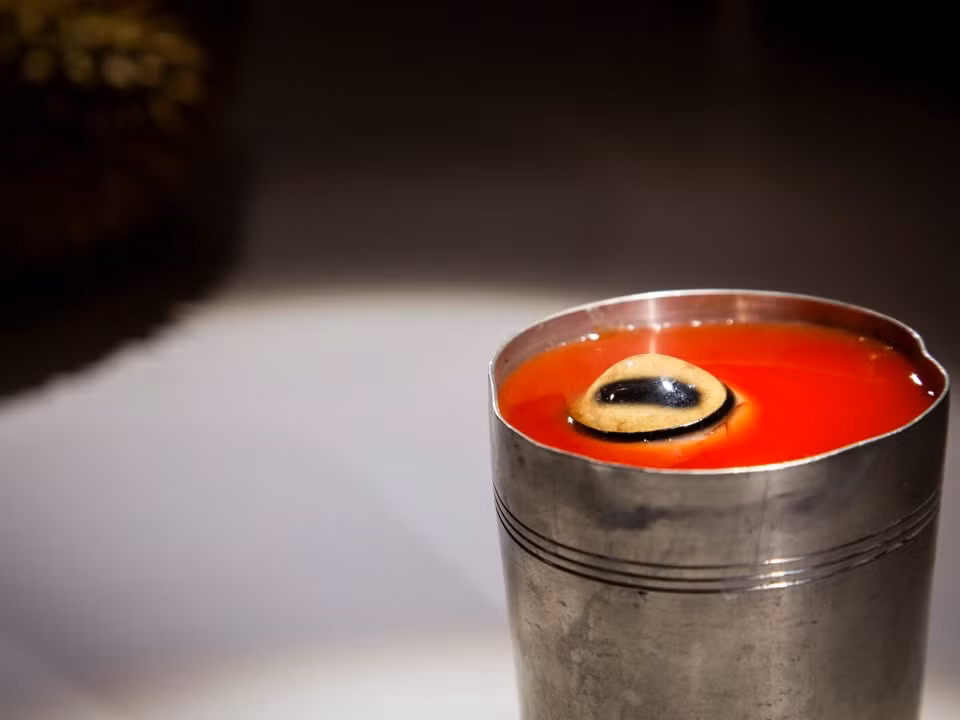 Những món ăn tại bảo tàng này kinh dị tới mức khách tham quan sẽ được phát cho những chiếc túi tránh tình trạng nhiều người không chịu nổi đến mức phải nôn ra. Trong ảnh là món nước ép mắt cừu đầy ám ảnh.