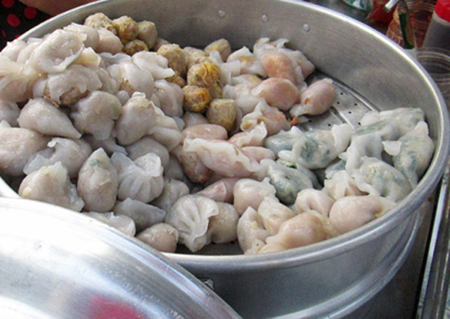 Sủi cảo, há cảo: Là món ăn của người Hoa, há cảo và sủi cảo được đông đảo người Sài Gòn ưa chuộng. Bánh có cỡ nhỏ, dễ ăn và không gây nặng bụng, thích hợp cho bữa gọn nhẹ. Ảnh: Zing.