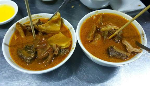 Phá lấu bò: Thuộc top những món ăn vặt yêu thích của giới trẻ Sài Gòn, không ai không biết món phá lấu bò. Một phần phá lấu ngon phải có nước súp beo béo, sệt sệt, thơm mùi ngũ vị hương. Ảnh: Foody.