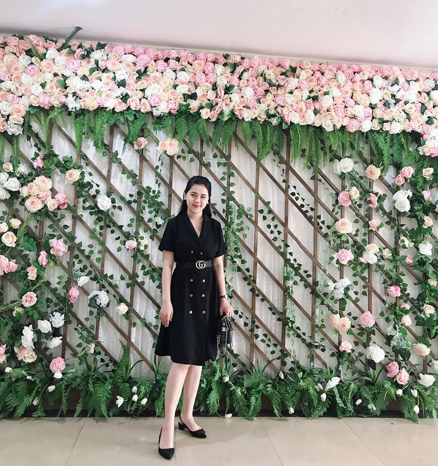 Cô diện váy đen và giầy đen sang chảnh.