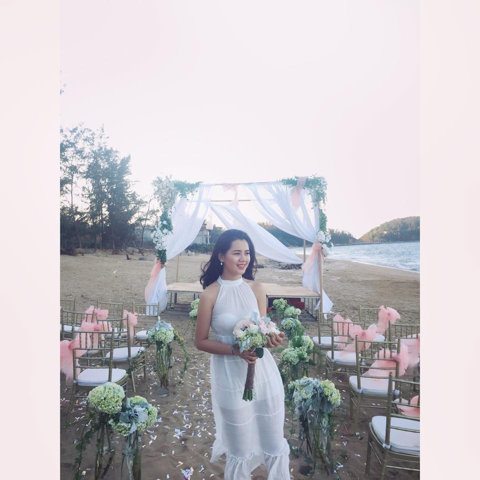 Thùy Phương dịu dàng và xinh đẹp trong đầm trắng điệu đà.