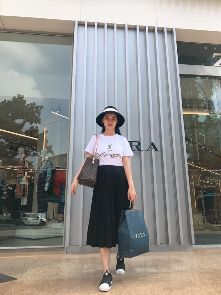 Bà mẹ một con phối áo phông trắng với chân váy đen và giầy thể thao giản dị nhưng cũng khá chất.