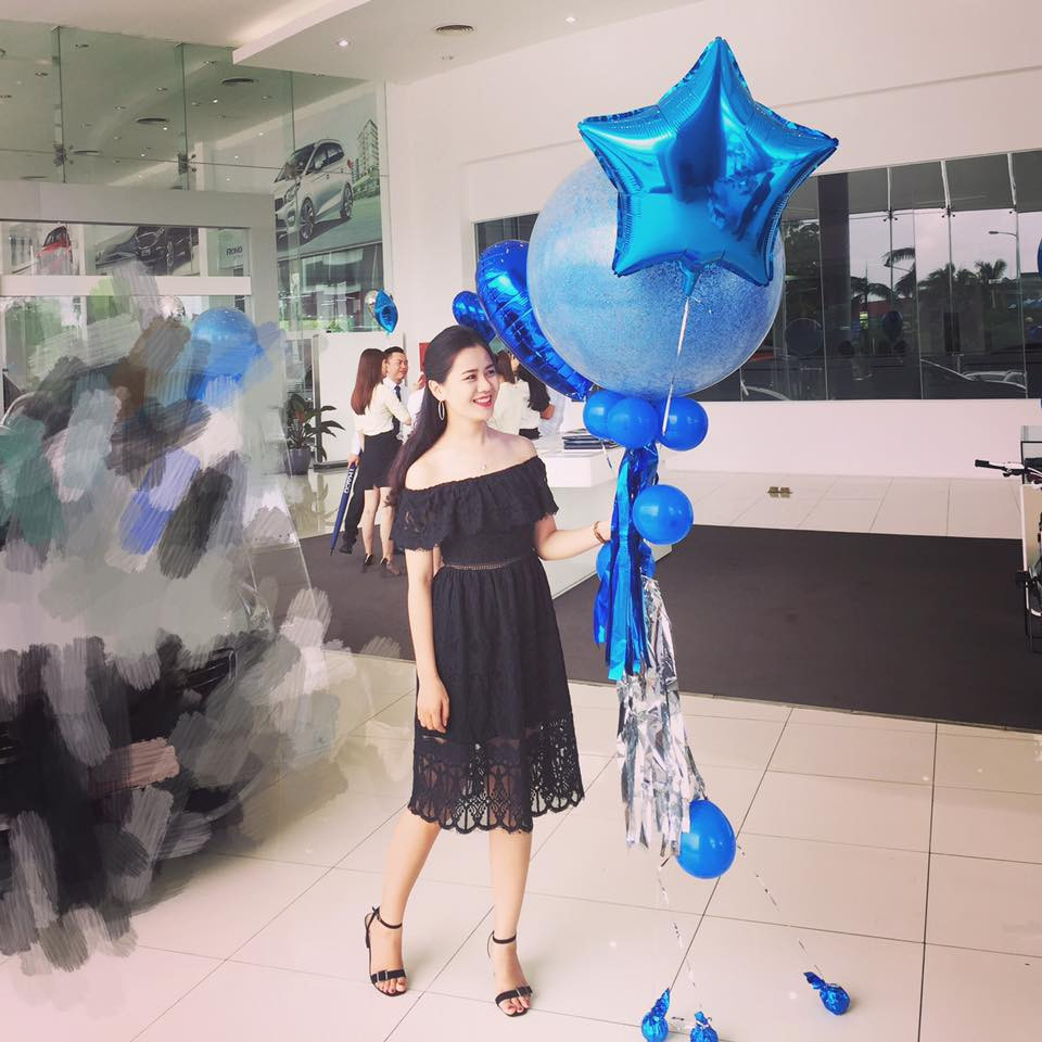 Vợ Quế Ngọc Hải diện váy ren trễ vai khá sang chảnh.