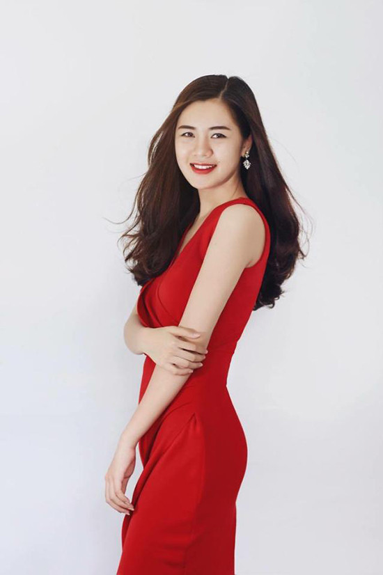 Cách ăn mặc của Thùy Phương hướng tới sự quyến rũ và nữ tính.