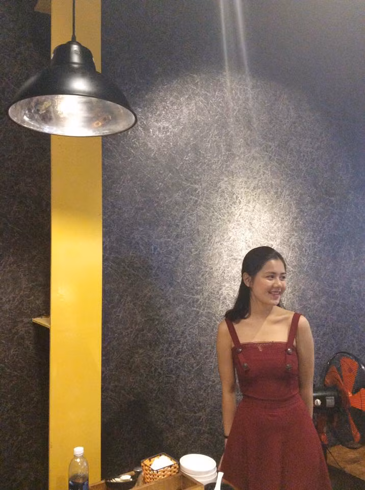 Kiểu váy đỏ hai dây nổi bật và nữ tính.