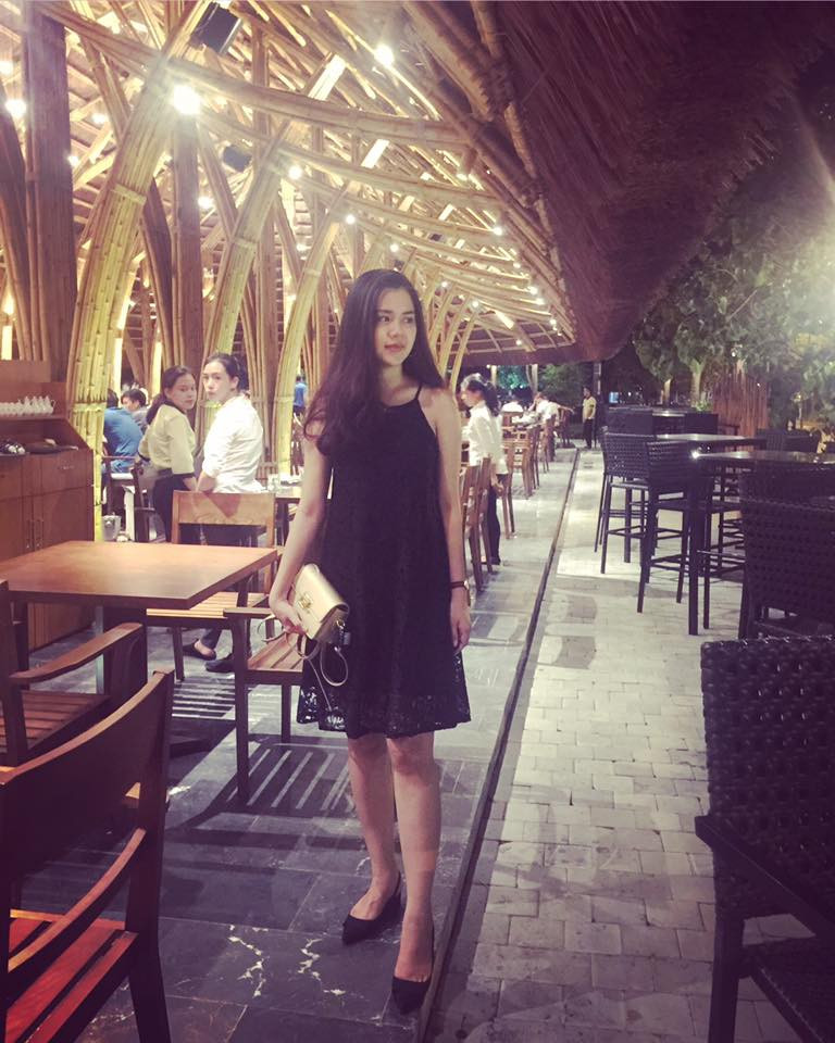 Những kiểu đầm ren tôn lên nước da trắng nõn của cô.