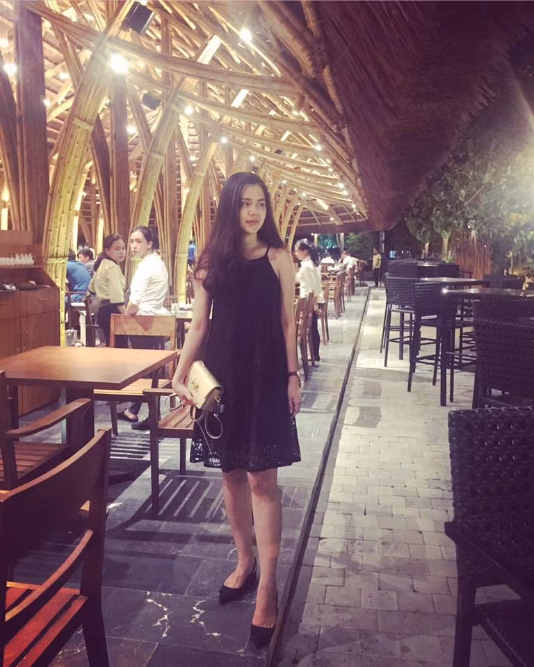 Những kiểu đầm ren tôn lên nước da trắng nõn của cô.