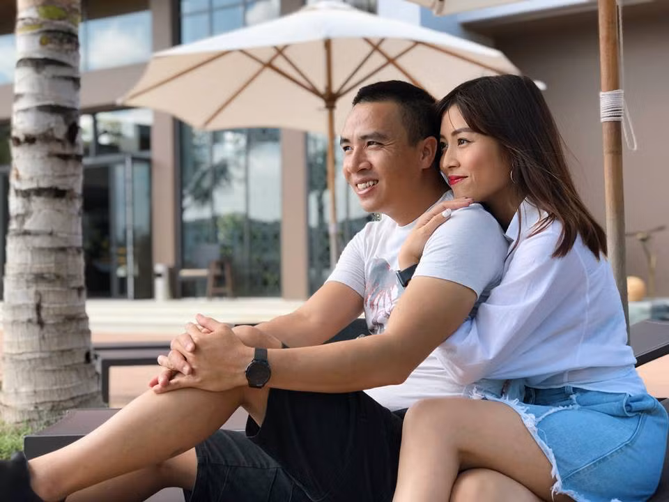 Hai vợ chồng cùng diện áo trắng.