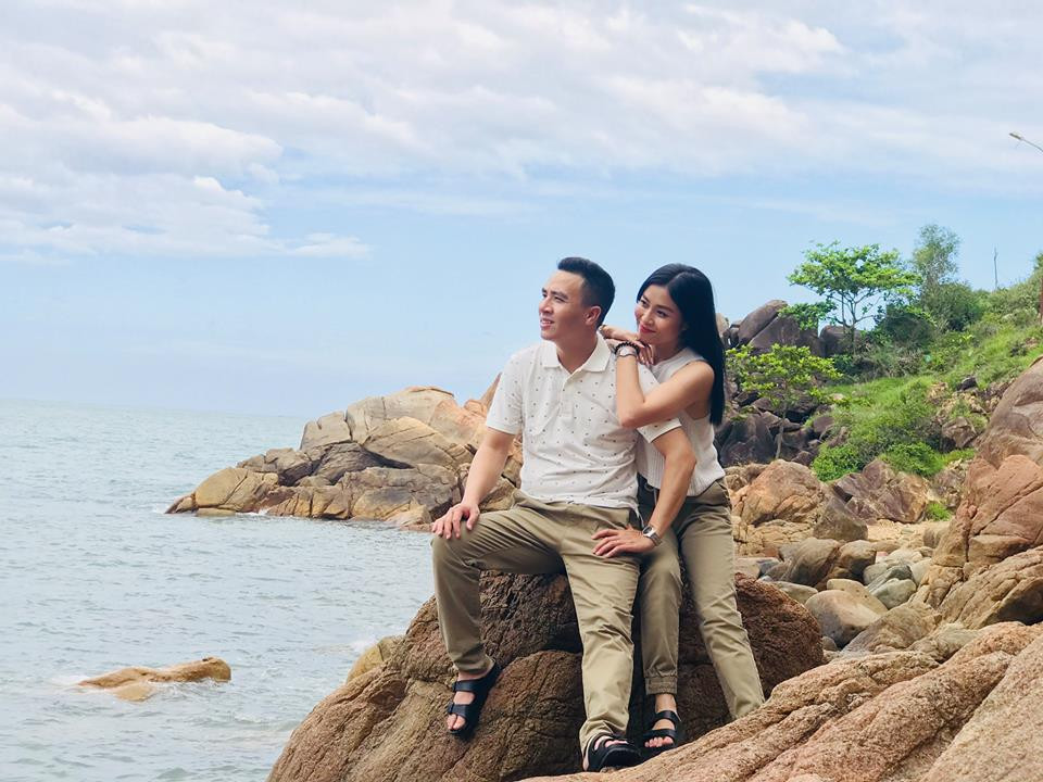 Họ thường xuyên mặc đồ đôi và dành cho nhau những cử chỉ âu yếm. Cả hai mặc áo trắng và quần kaki lẫn đeo dép ton sur ton.