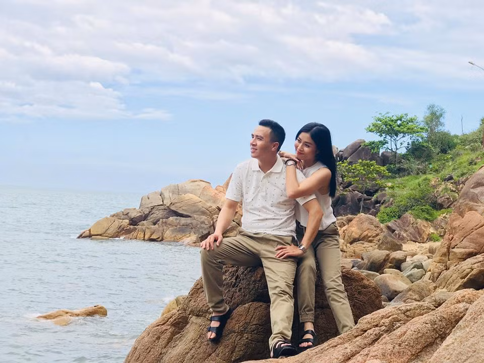 Họ thường xuyên mặc đồ đôi và dành cho nhau những cử chỉ âu yếm. Cả hai mặc áo trắng và quần kaki lẫn đeo dép ton sur ton.