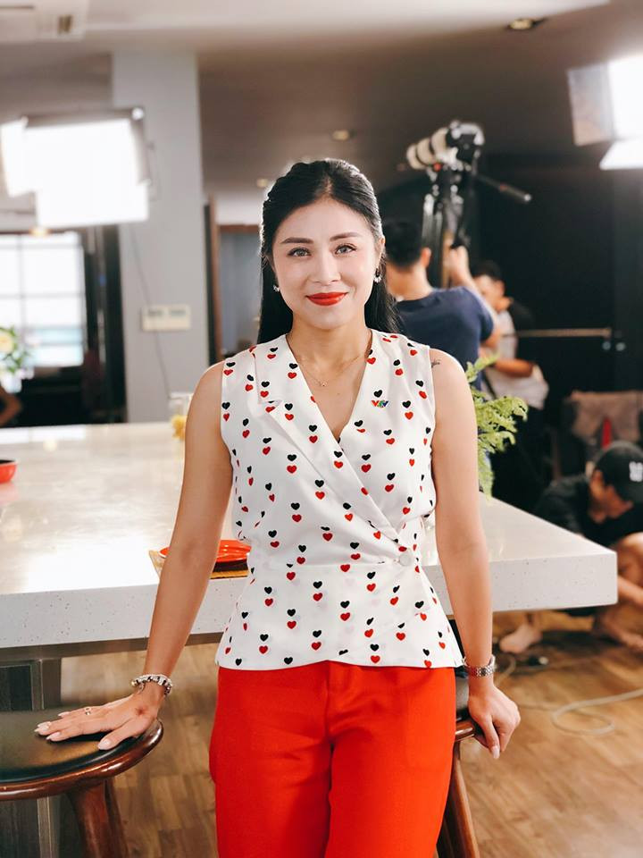 Áo họa tiết tim và quần đỏ cá tính. Ảnh: Internet.