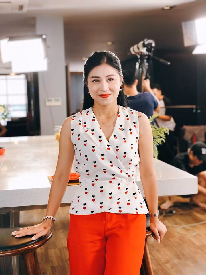 Áo họa tiết tim và quần đỏ cá tính. Ảnh: Internet.