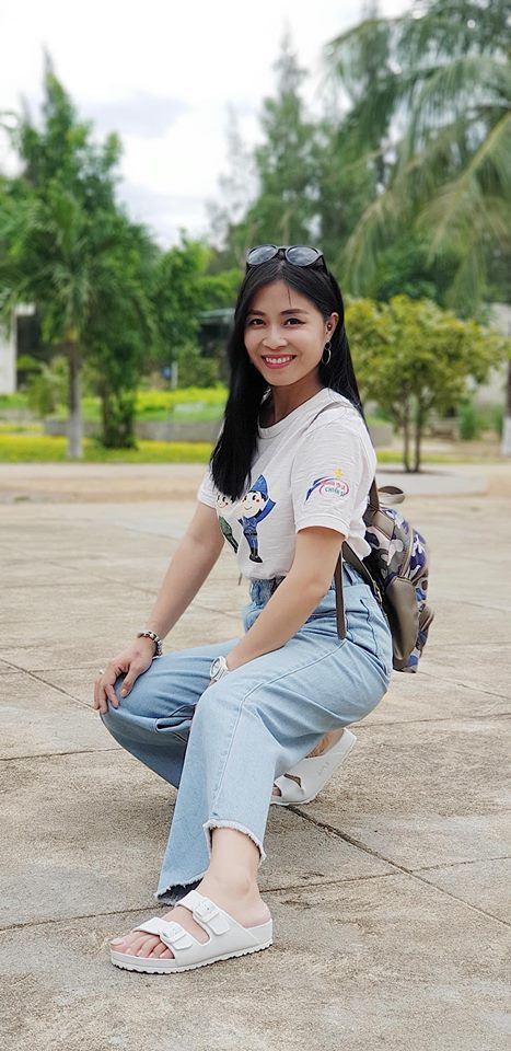 Cô trông năng động, trẻ trung với áo phông và quần jean ống rộng.