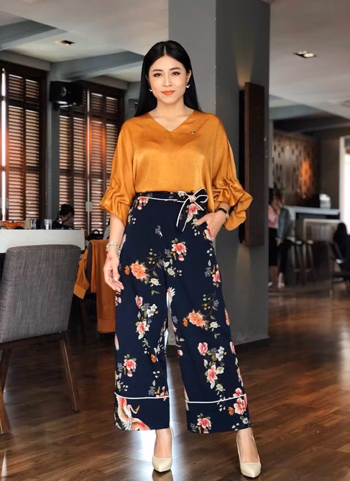 Cách phối áo vàng với quần hoa trông rất sành điệu.