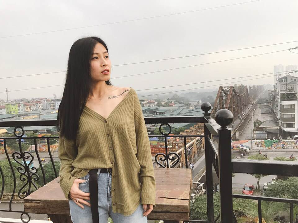 Cách phối đồ của nữ MC đôi khi cũng vừa gợi cảm, vừa cá tính.