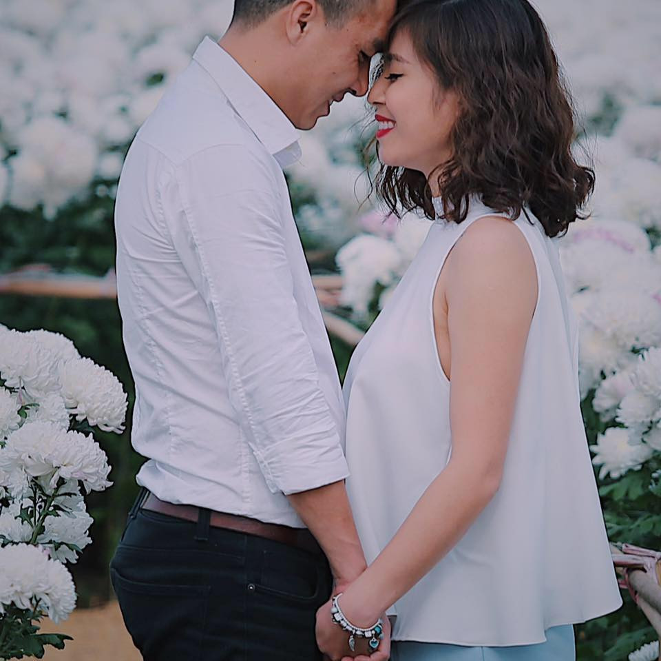 Ngoài đời, gu thời trang của MC Hoàng Linh có gu thời trang khá giản dị, cô thường diện áo sơ mi và quần âu.