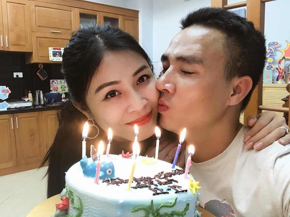 Mới đây, MC Hoàng Linh đã có những dòng chia sẻ sốc trên trang cá nhân. Cô đề cập tới vấn đề đổ vỡ trong tình yêu và đăng kèm bức ảnh chụp cùng người chồng sắp cưới Mạnh Hùng. Trong khi chỉ hai ngày trước đó, cô còn rất vui vẻ tổ chức sinh nhật cho chồng.