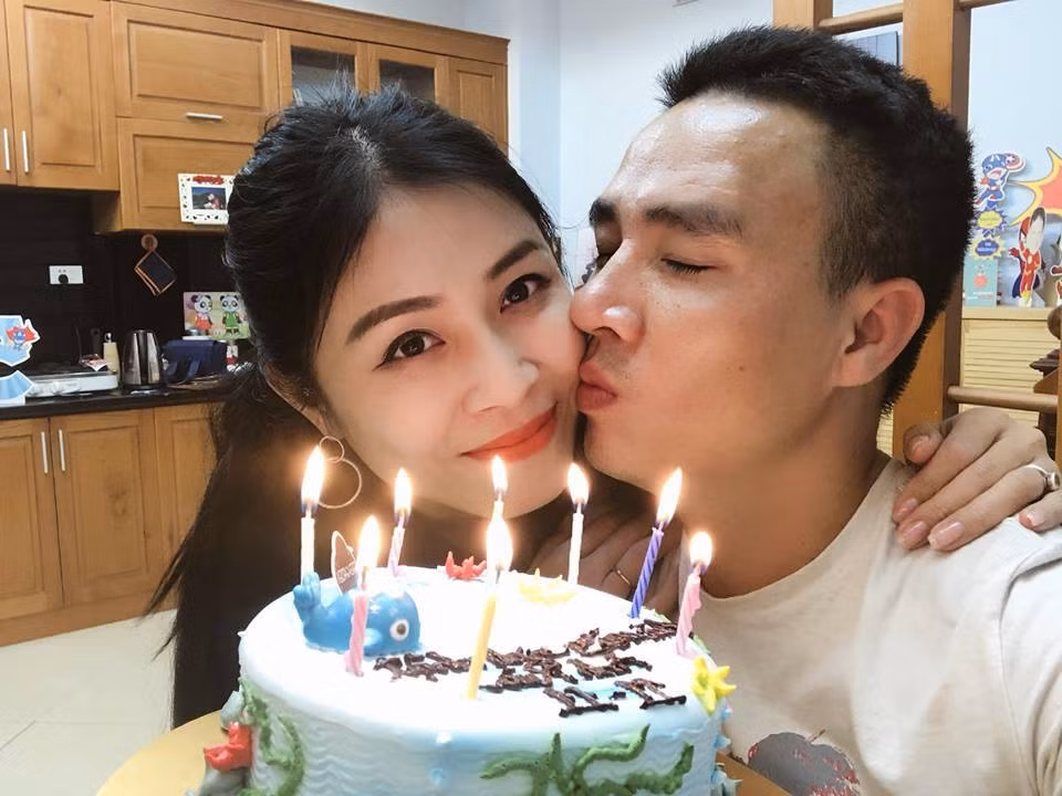 Mới đây, MC Hoàng Linh đã có những dòng chia sẻ sốc trên trang cá nhân. Cô đề cập tới vấn đề đổ vỡ trong tình yêu và đăng kèm bức ảnh chụp cùng người chồng sắp cưới Mạnh Hùng. Trong khi chỉ hai ngày trước đó, cô còn rất vui vẻ tổ chức sinh nhật cho chồng.