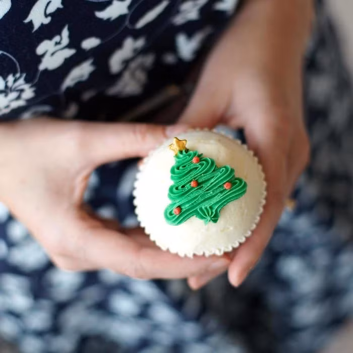 Bạn cũng có thể trang trí chiếc bánh bằng hình cây thông Noel.