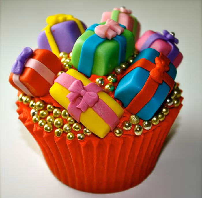 Những hộp quà Noel đầy màu sắc nổi bật. Ảnh: BP.