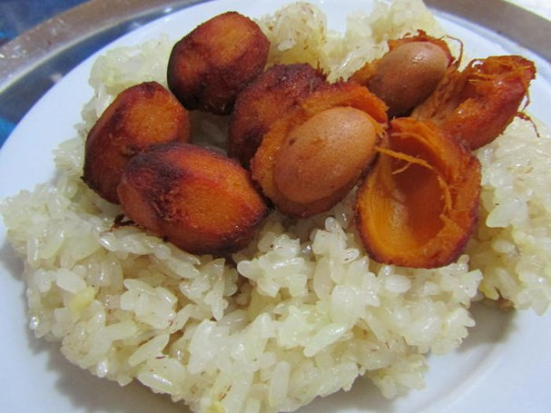 Xôi cọ cũng làm từ cọ ỏm, nhưng sau khi cọ ỏm chín, dùng ngón tay tách nhẹ nhàng từng phần thịt vàng óng của cọ. Thịt cọ ấy đem trộn đều với gạo nếp hương, xóc chút muối rồi cho vào chõ xôi, đun nhỏ lửa, đồ chín. Khi xôi chín, trộn thêm hành mỡ đã phi thơm vào khiến cho món xôi cọ càng hấp dẫn. Xôi cọ chấm với muối vừng, đưa nhẹ vào lưỡi cũng đủ thấy mê ly. Ảnh: Baonghean.