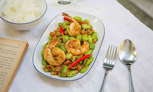 Có một điều làm nên đặc trưng của món ăn này chính là mùi không mấy dễ chịu của hạt đậu.