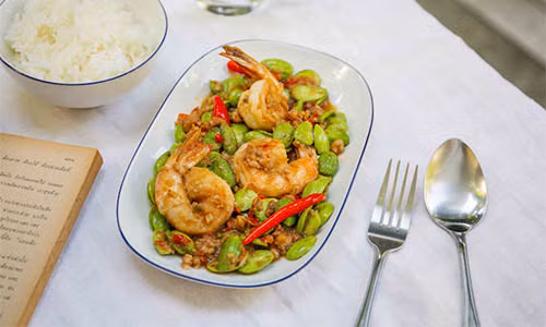 Có một điều làm nên đặc trưng của món ăn này chính là mùi không mấy dễ chịu của hạt đậu.