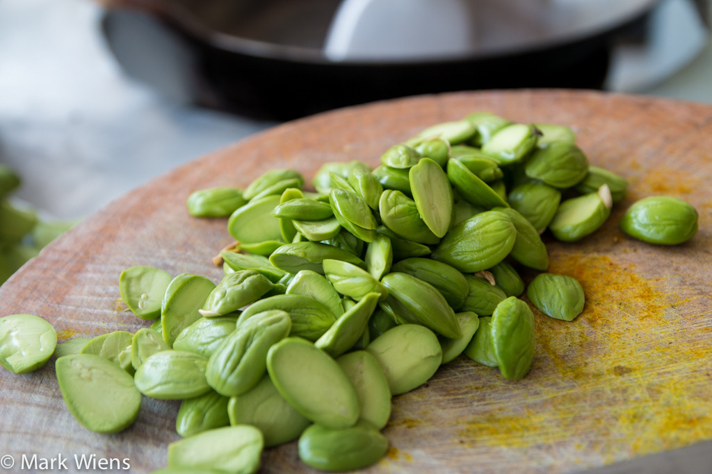 Tuy nhiên món ăn này có mùi hơi hắc, người mới ăn lần đầu có thể sẽ khó chịu với mùi này nhưng khi đã ăn quen thì sẽ thấy hương vị của nó rất tuyệt vời.