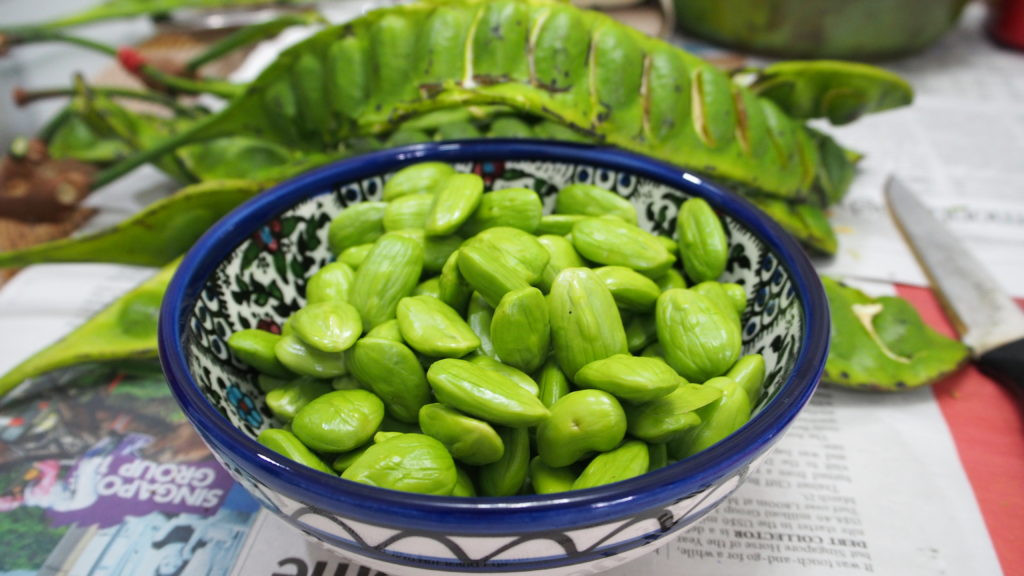 Mặc dù đã được qua chế biến, thêm các nguyên liệu gia vị tươi ngon thế nhưng đậu sa tor vẫn giữ mùi đặc trưng. Đây cũng chính là điều thú vị khi thưởng thức món ăn này.