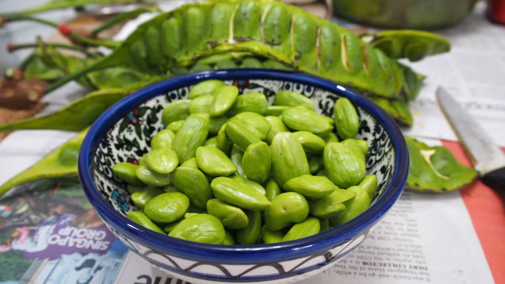 Mặc dù đã được qua chế biến, thêm các nguyên liệu gia vị tươi ngon thế nhưng đậu sa tor vẫn giữ mùi đặc trưng. Đây cũng chính là điều thú vị khi thưởng thức món ăn này.