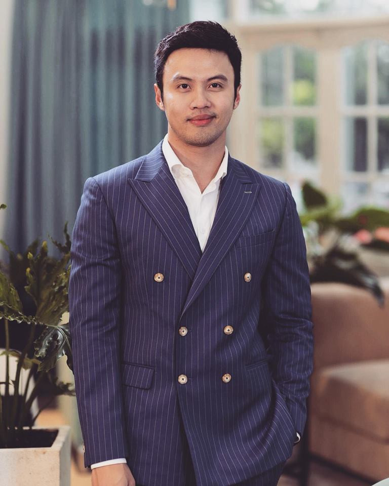 Lê Đăng Khoa hết sức bảnh bao trong bộ vest kẻ xanh.