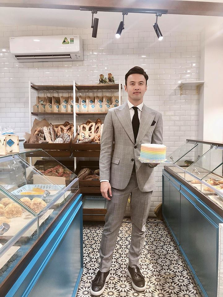 Anh ăn mặc trông khá trẻ trung so vơi độ tuổi 35 của mình.