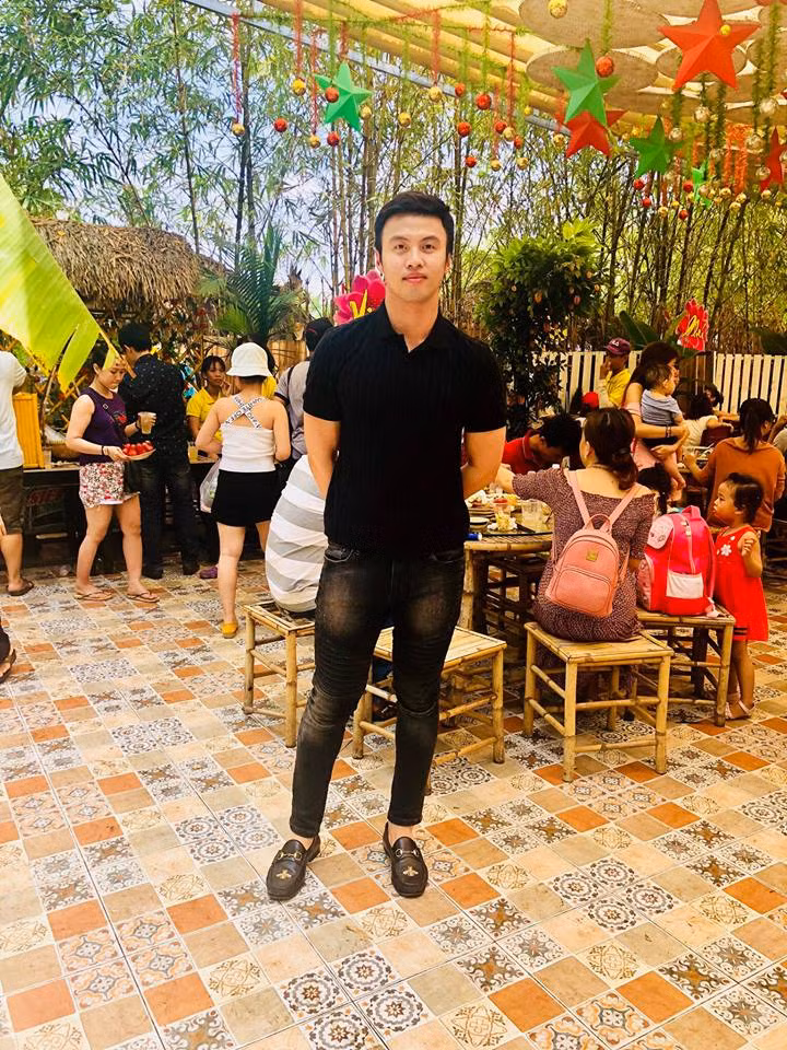 Ngoài gu thời trang lịch lãm, anh cũng khá dân dã với áo phông quần jeans khi đi chơi.