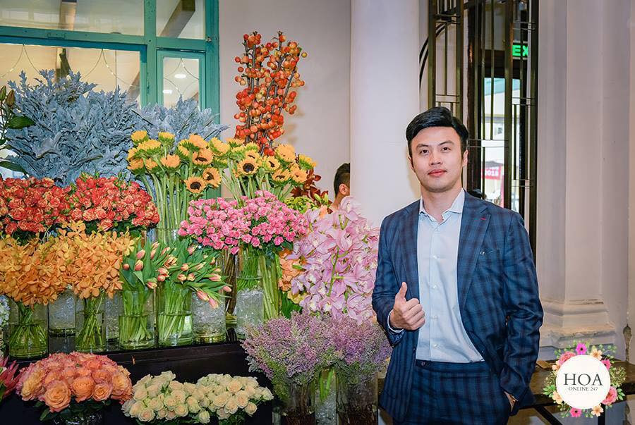 Anh diện vest kẻ karo màu xanh trong sự kiện khai trương cửa hàng hoa online.