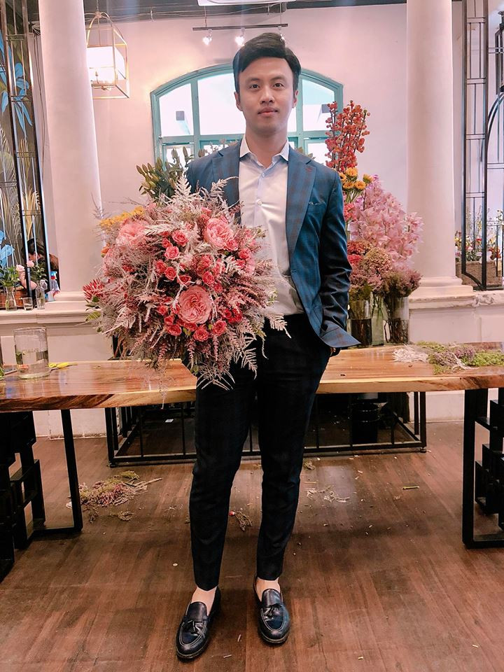 Là doanh nhân thành đạt, anh thường xuyên diện áo sơ mi trắng phối với quần âu và áo vest.