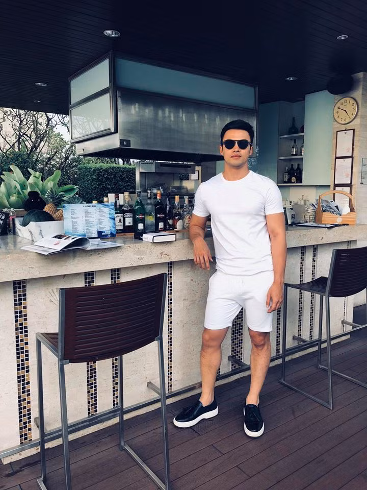 Doanh nhân trẻ diện áo phông trắng, quần short cùng tông cực ngầu.