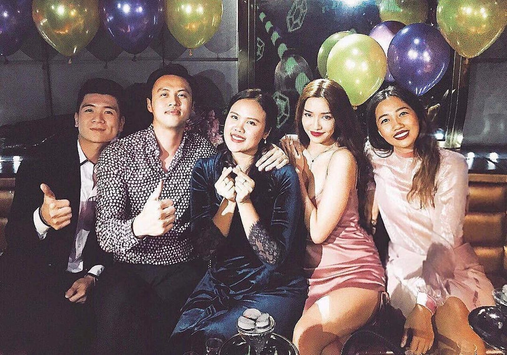 Tiệc sinh nhật Shark Khoa diễn ra trước đó cũng có sự xuất hiện của Bích Phương. Bên dưới hình ảnh này nhiều khán giả dành lời khen về sự đẹp đôi của Bích Phương - Shark Khoa và mong nữ ca sĩ cùng chàng doanh nhân có thể tiến tới mối quan hệ tốt đẹp hơn trong thời gian tới.