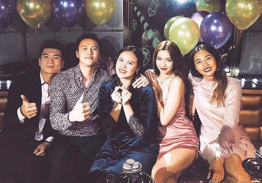 Tiệc sinh nhật Shark Khoa diễn ra trước đó cũng có sự xuất hiện của Bích Phương. Bên dưới hình ảnh này nhiều khán giả dành lời khen về sự đẹp đôi của Bích Phương - Shark Khoa và mong nữ ca sĩ cùng chàng doanh nhân có thể tiến tới mối quan hệ tốt đẹp hơn trong thời gian tới.