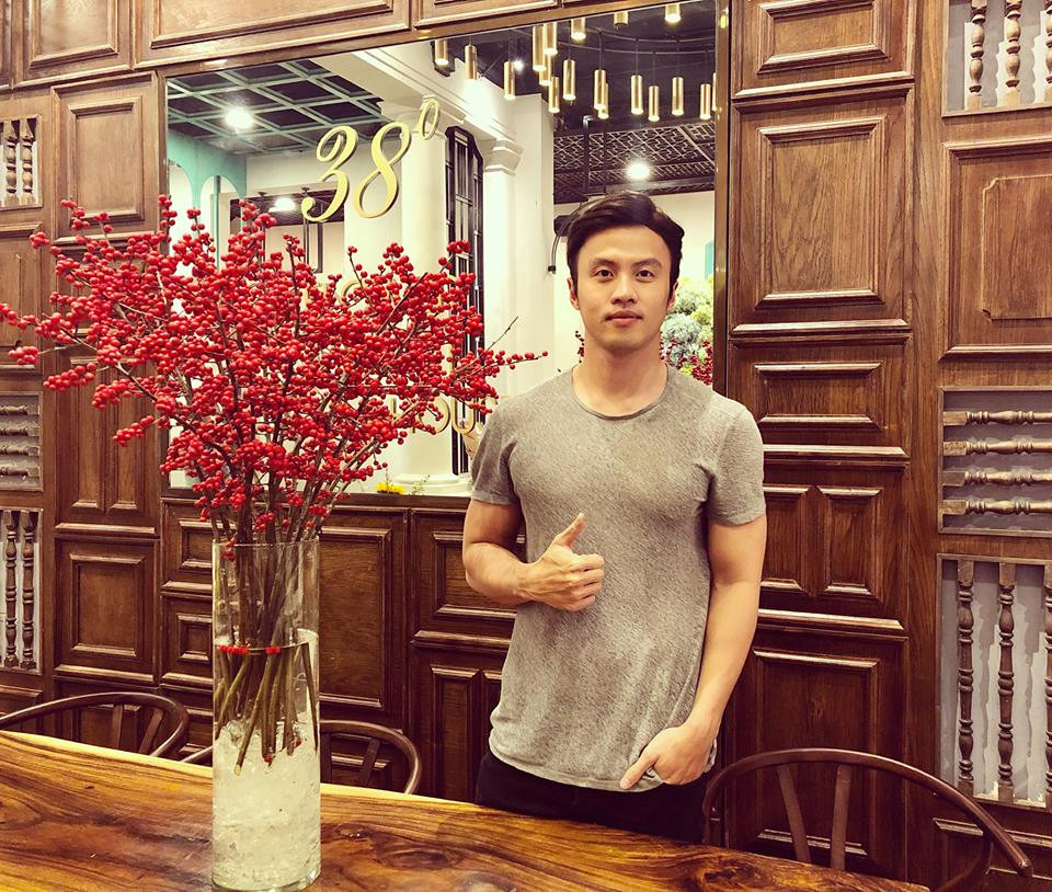 Anh diện áo phông đơn giản cũng điển trai không kém áo sơ mi.