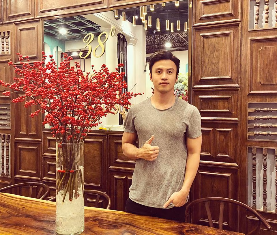 Anh diện áo phông đơn giản cũng điển trai không kém áo sơ mi.