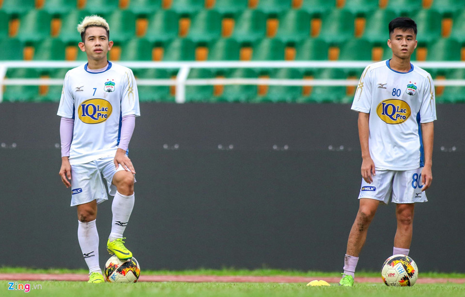 Nhằm cổ vũ Văn Toàn, cầu thủ Hồng Duy cũng từng nhuộm tóc màu bạch kim giống đồng đội. Ảnh: Zing.