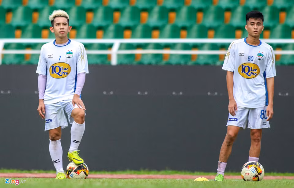 Nhằm cổ vũ Văn Toàn, cầu thủ Hồng Duy cũng từng nhuộm tóc màu bạch kim giống đồng đội. Ảnh: Zing.