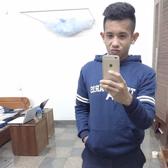 Anh sở hữu mái tóc xoăn tự nhiên khá độc đáo.