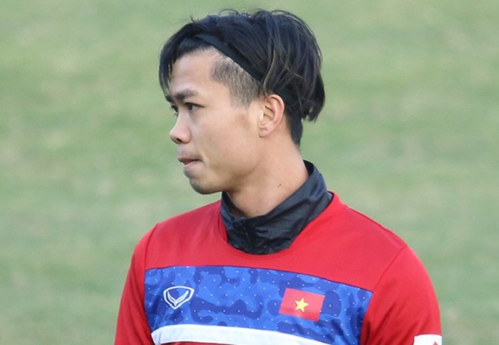 Khi để tóc dài, Công Phượng phải dùng băng đô cài tóc cho gọn gàng khi ra sân.