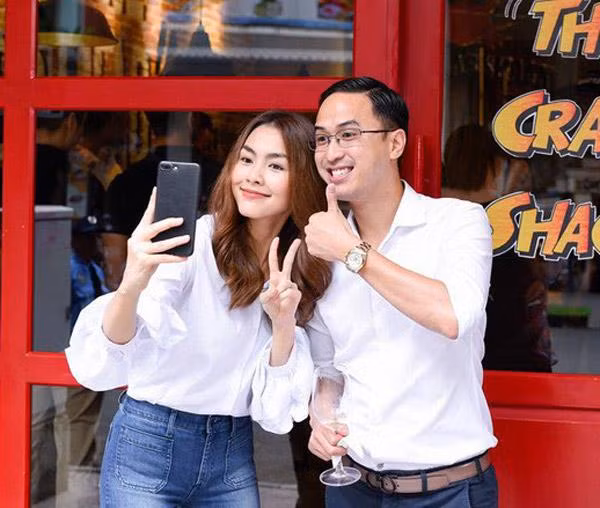 Cả hai cùng tạo dáng trẻ trung trong áo sơ mi trắng và quần jean.