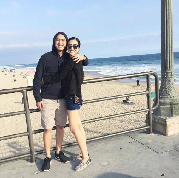 Áo khoác ngoài cũng phải cùng tông.