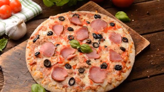 Pizza thịt: Trong danh sách 6 loại thức ăn có hại cho sức khỏe tim mạch do Hội Tim mạch Mỹ đưa ra, thì loại hại nhất là pizza thịt. Do vậy, khi đi ăn ngoài hoặc gọi về nhà, bạn nên giới hạn mình vào một hoặc hai lát pizza và lựa chọn bề mặt rau thay vì thịt.
